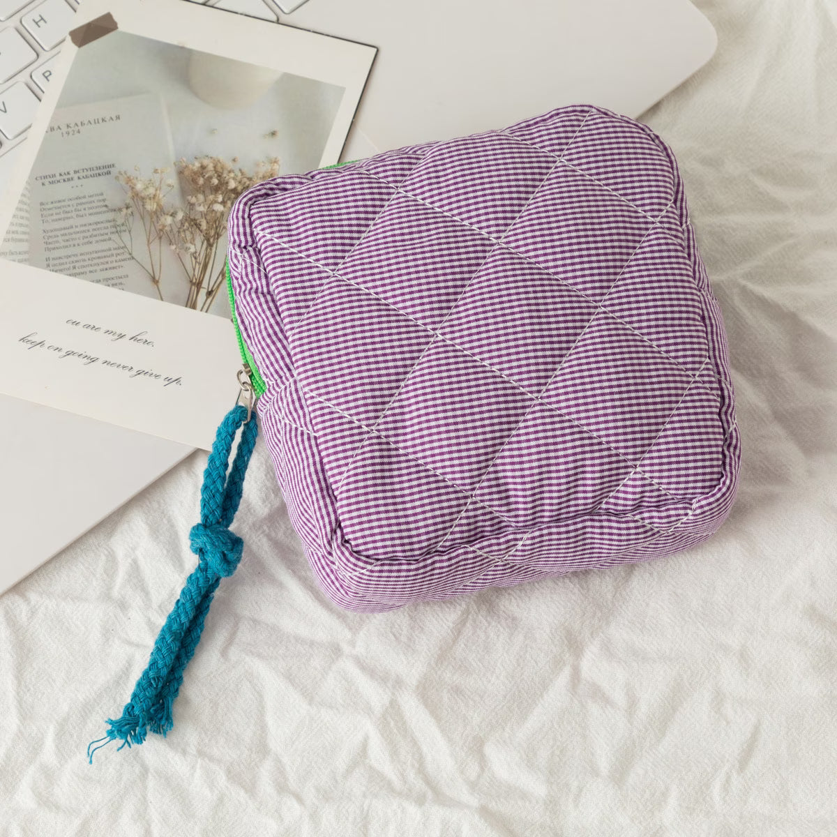 Organizador portátil morado a cuadros